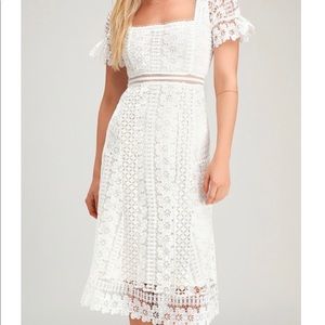 Lace midi dress with sleeves